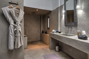 Exclusive Suite | Bilik Mandi | Pancuran mandi, kelengkapan dandanan diri percuma, jubah mandi 