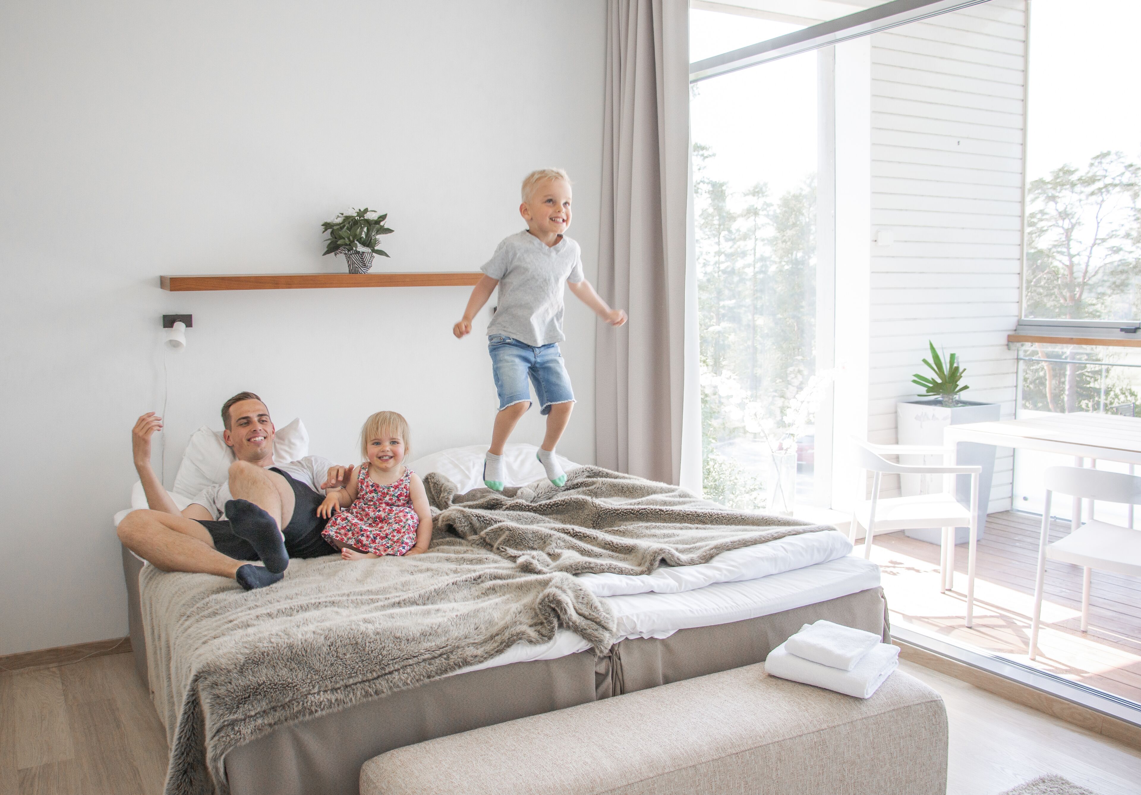 Suite (Kultaranta) | Luxe beddengoed, een bureau, babybedden, beddengoed