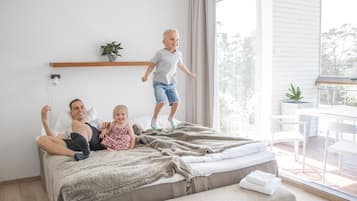 Suite (Kultaranta) | Luxe beddengoed, een bureau, babybedden, beddengoed