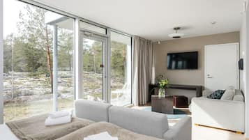 Kolmen hengen standard-huone | 3 makuuhuonetta, ylelliset vuodevaatteet, työpöytä, vauvansängyt