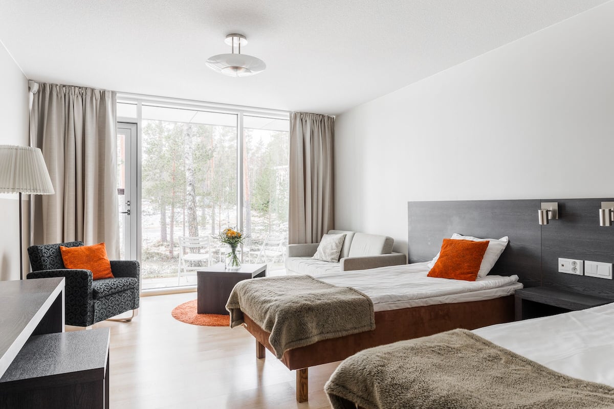 Kamer, 1 twee- of 2 eenpersoonsbedden | 3 slaapkamers, luxe beddengoed, een bureau, babybedden