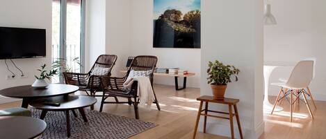 2 Bedroom Apartment 2 Bathroom | Living room | Flat-screen TV