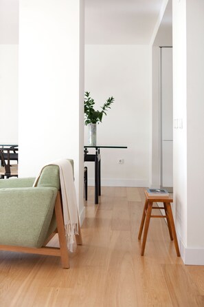 Apartamento, 3 habitaciones, 2 baños | Olohuone | Taulutelevisio