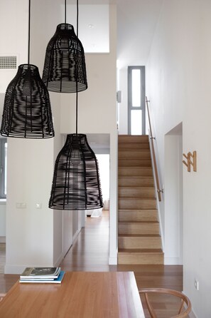 Appartement, 2 chambres (Two Bedroom and 2 Bathroom) | Salle de séjour | Télévision à écran plat