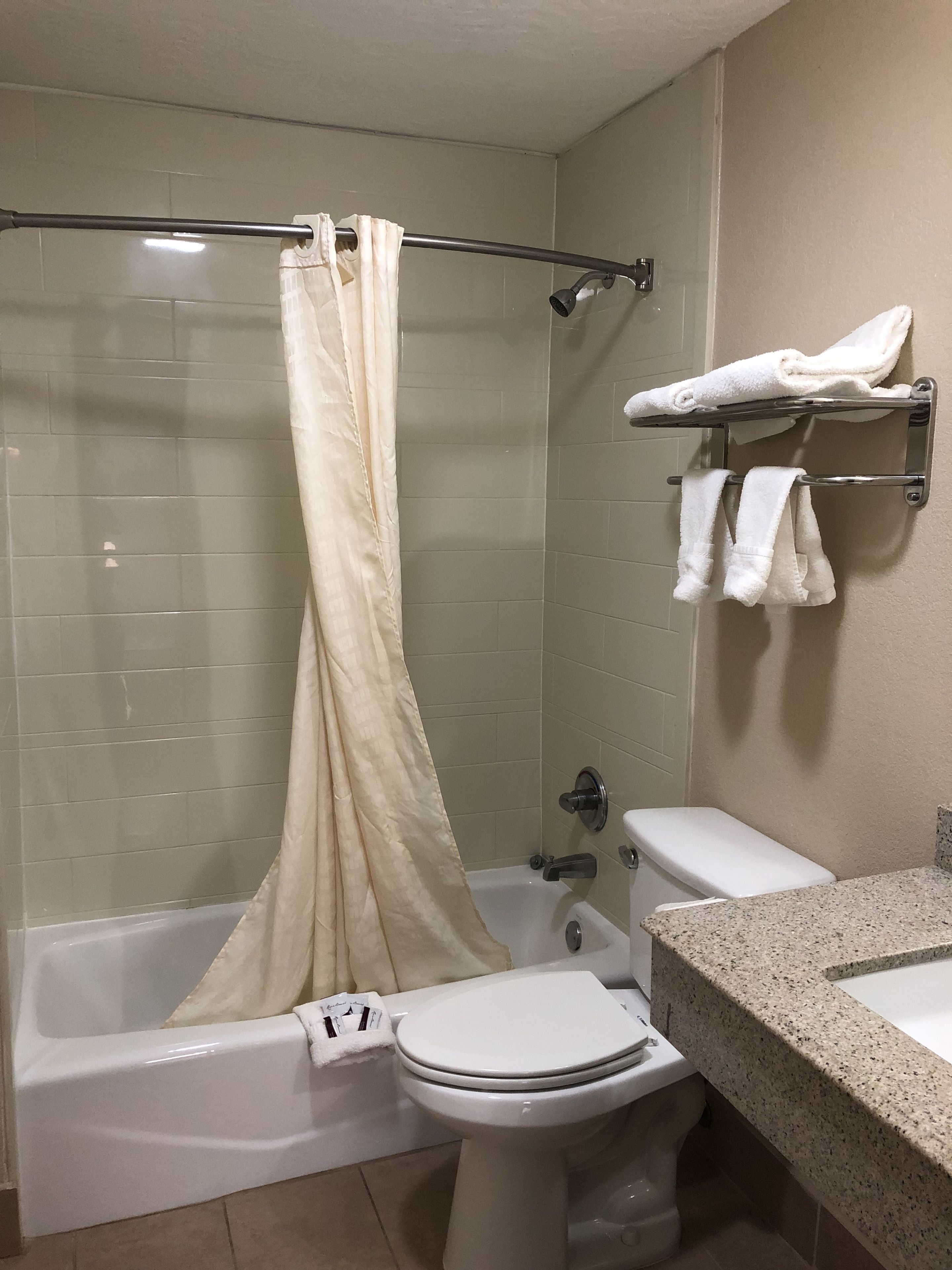 Bañera con ducha, secador de pelo, toallas
