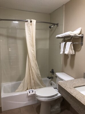 Kamer, 2 queensize bedden, niet-roken | Badkamer | Een bad/douchecombinatie, een haardroger, handdoeken