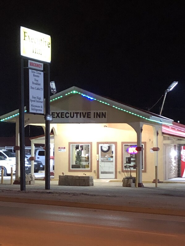 A building with a sign reading "Executive Inn" and a "VACANCY" sign.