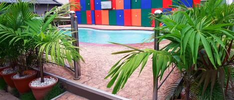 Piscine extérieure, parasols de plage, chaises longues