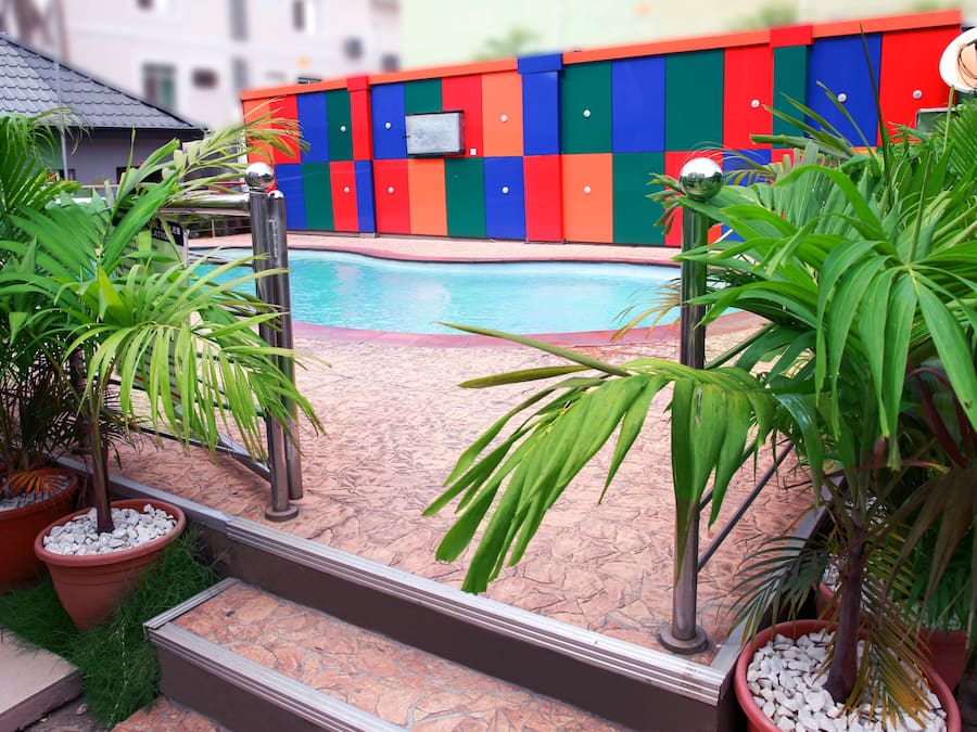 Utendørsbasseng, bassengparasoller og solsenger