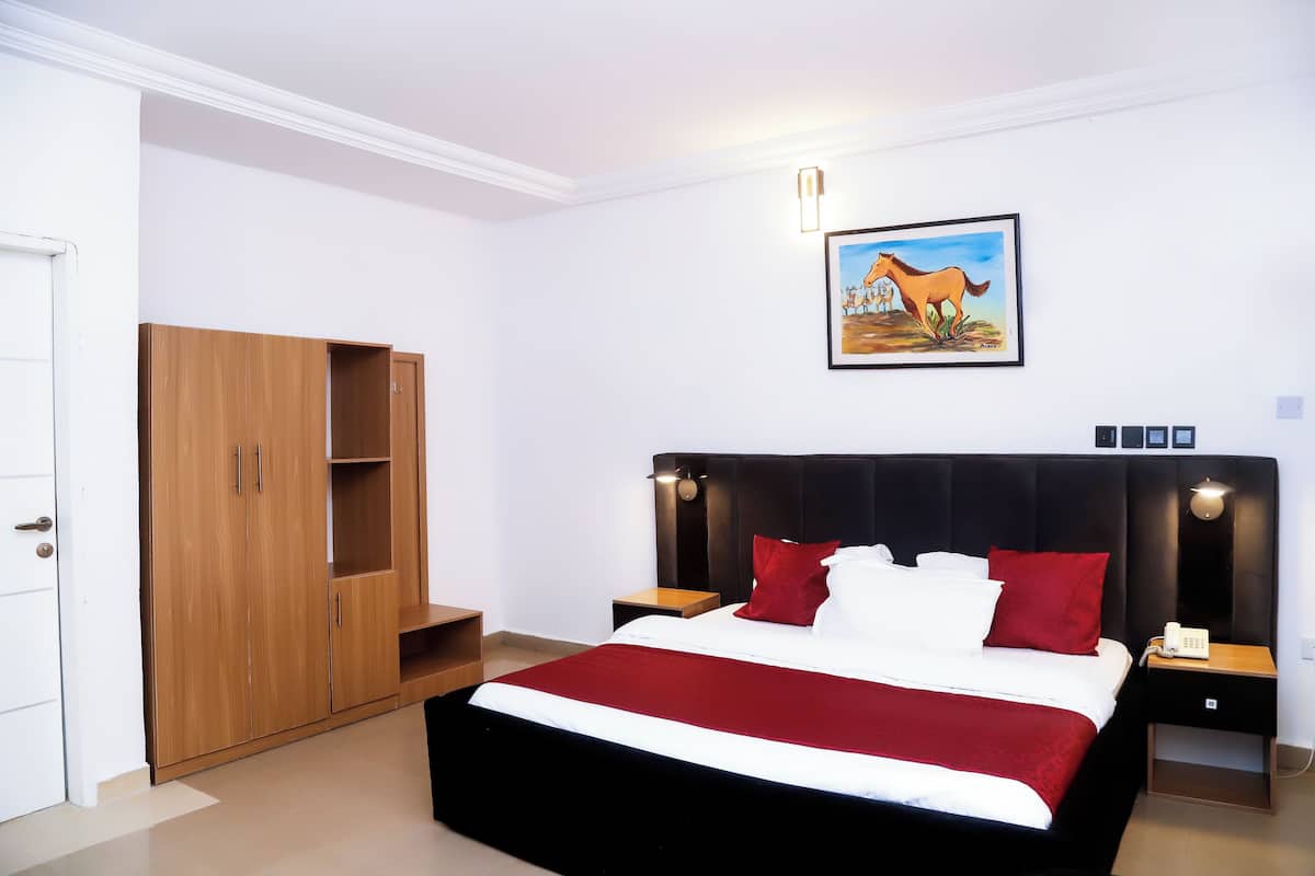 Escritorio, cortinas blackout, wifi gratis y ropa de cama