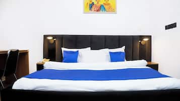 Habitación Royal | Escritorio, cortinas blackout, wifi gratis y ropa de cama