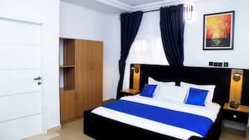 Habitación Royal | Escritorio, cortinas blackout, wifi gratis y ropa de cama