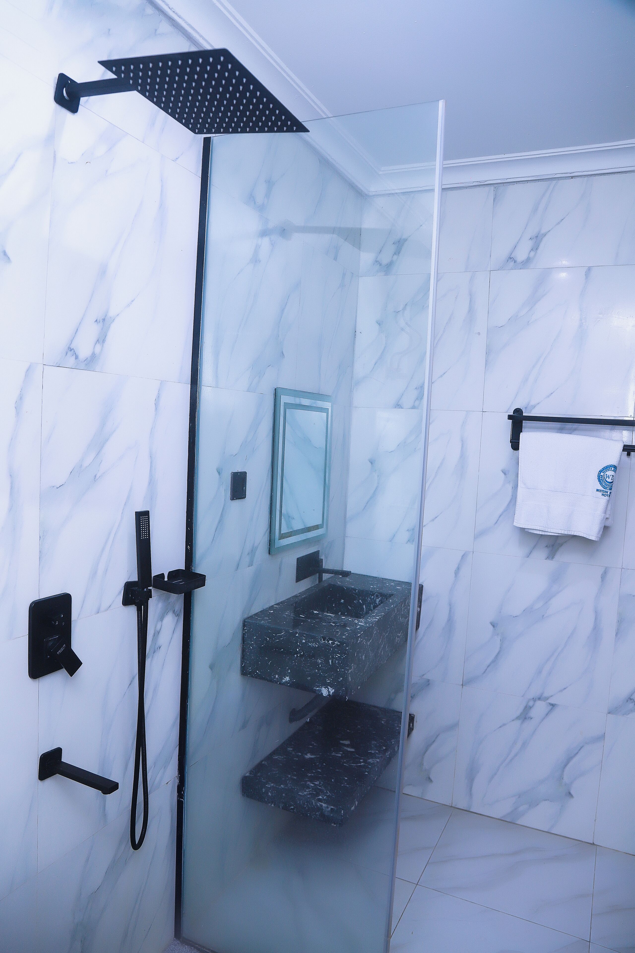 Kostenlose Toilettenartikel, Haartrockner, Handtücher