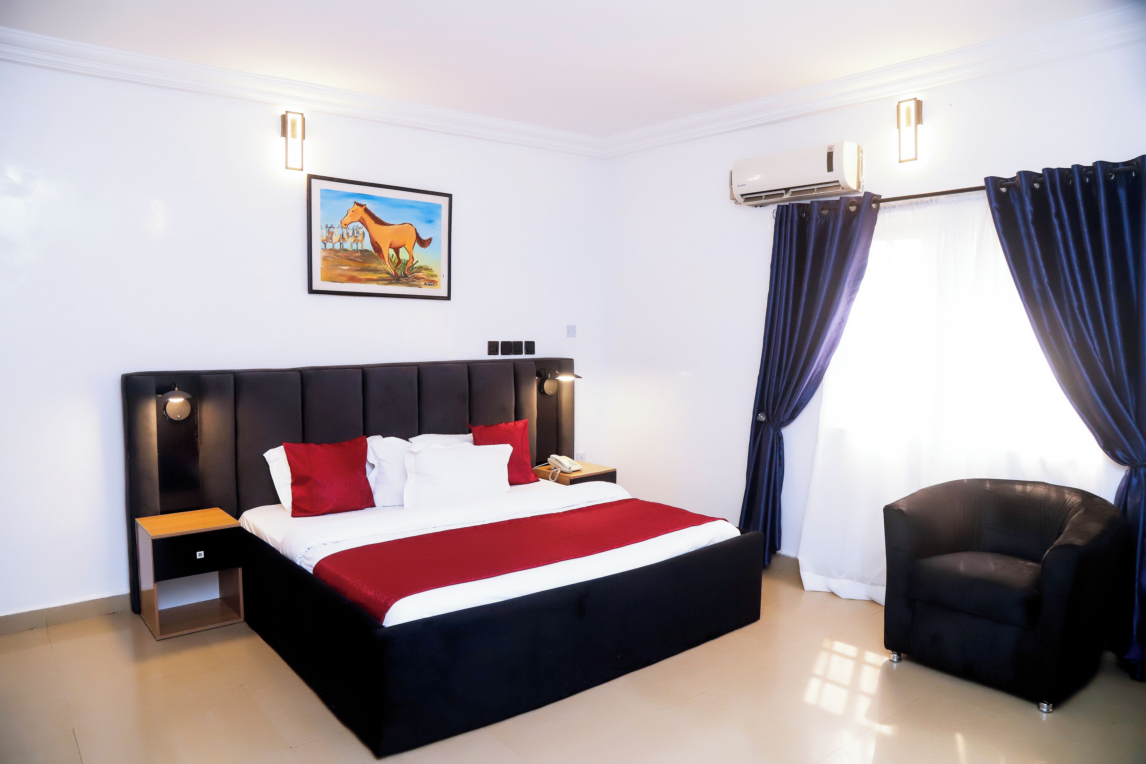 Escritorio, cortinas blackout, wifi gratis y ropa de cama 