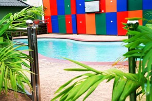 야외 수영장, 수영장 파라솔, 일광욕 의자