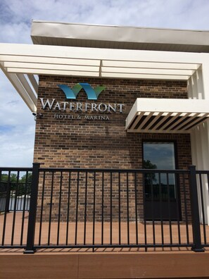 L'ingresso di un hotel con facciata in mattoni e un cartello che riporta 'Waterfront Hotel & Marina'.