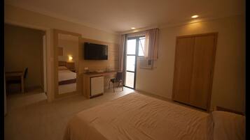 Quarto casal luxo | Frigobar, escrivaninha, cortinas blackout, Wi-Fi de cortesia