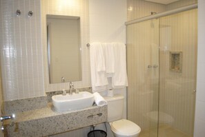 Shower, towels - Lugus Hotel (São Paulo)