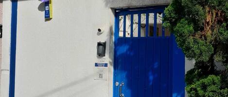 Una puerta azul con el número 267, un código QR y un letrero para suites del club.