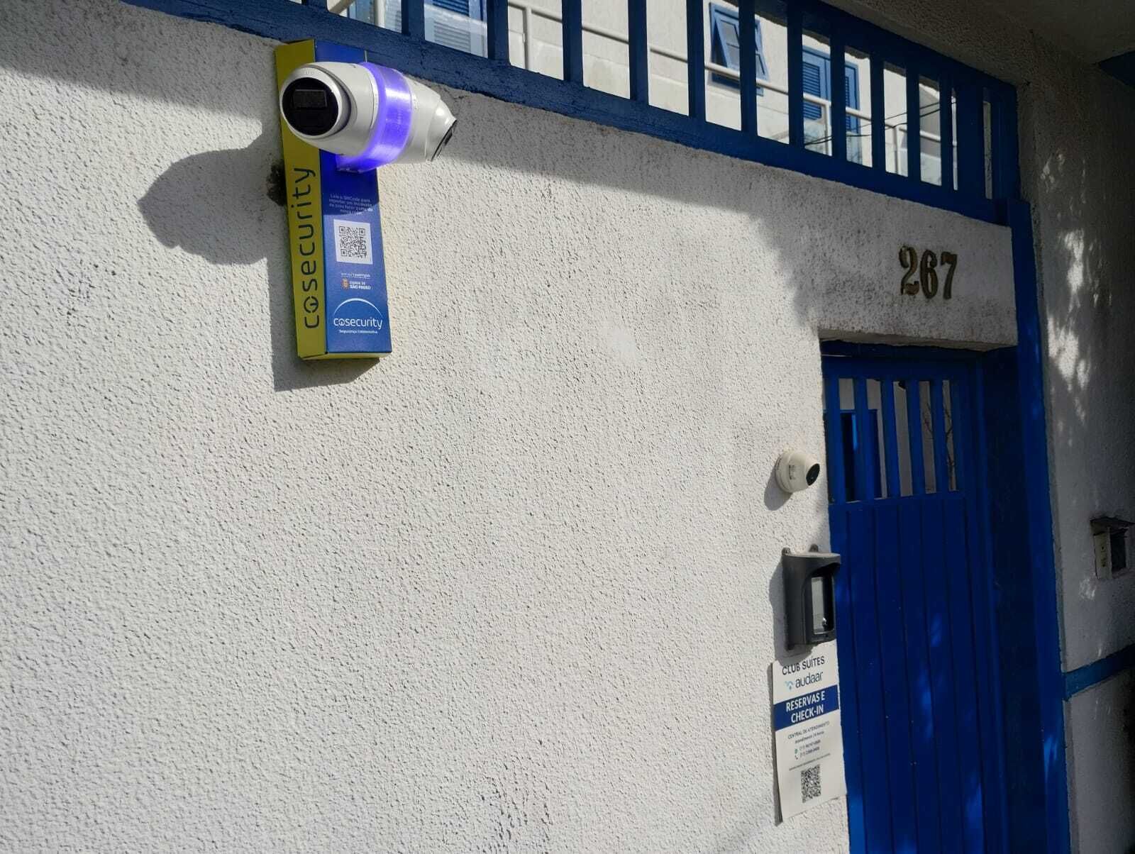 Um edifício com uma porta azul e o número 287 acima.