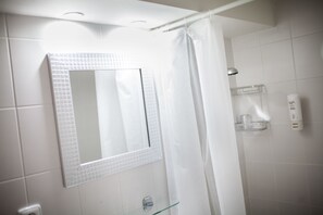 標準雙人房 | 浴室 | 淋浴設備、免費盥洗用品、吹風機、毛巾