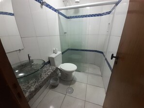 Double Room | Bathroom | Shower, towels, soap, toilet paper - OYO Hotel Village, São Paulo (São Paulo)