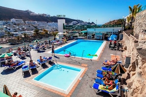 2 座室外游泳池,提供泳池遮陽傘和日光浴躺椅