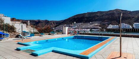 2 ulkouima-allasta, aurinkovarjoja, aurinkotuoleja