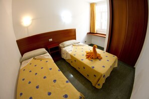 Desk, iron/ironing board, free cribs/infant beds, bed sheets - Heliomar Palmeras (Mogan)