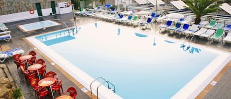 2 Außenpools, Sonnenschirme, Liegestühle