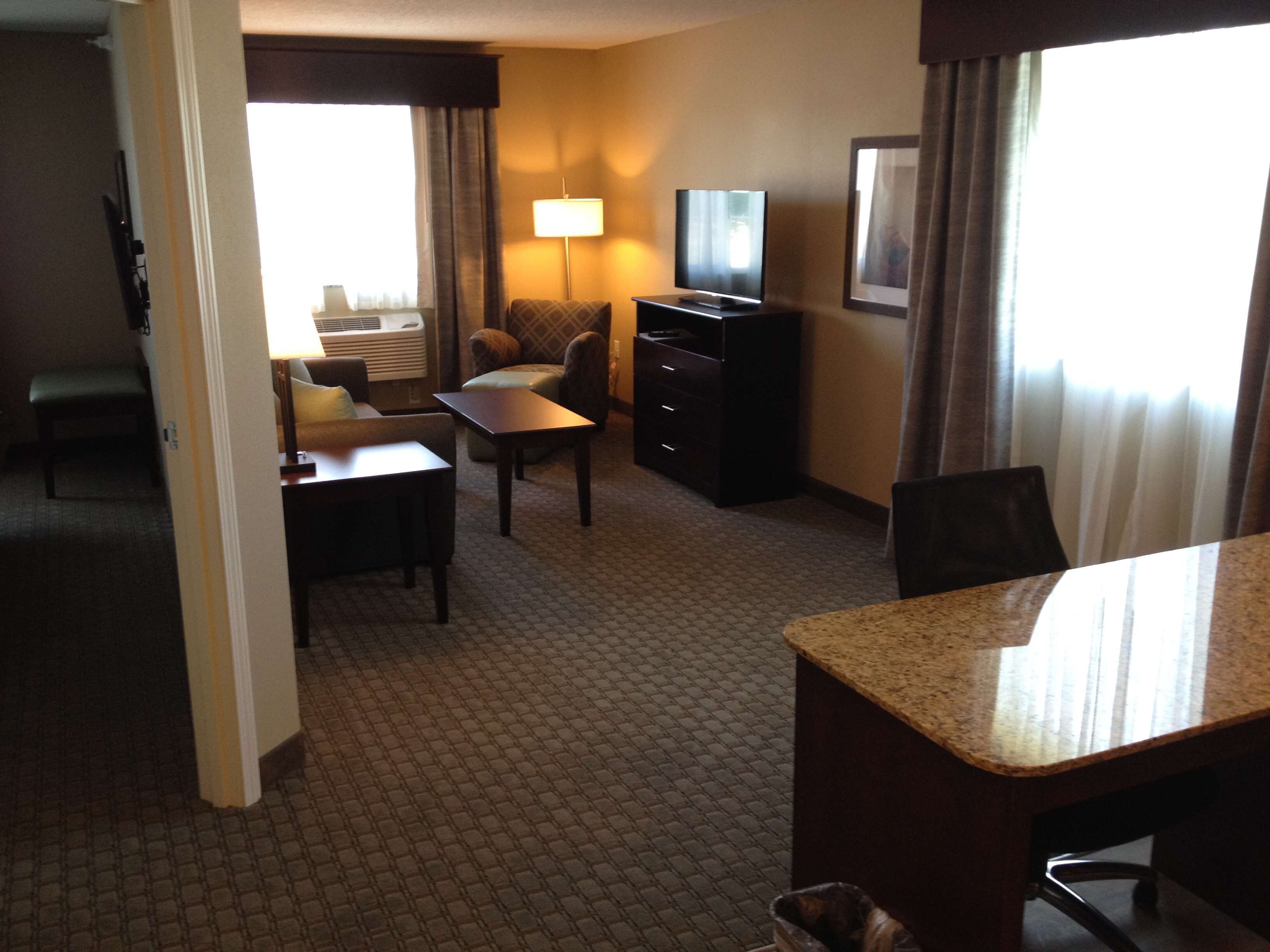 suite, 1 bedroom | premium bedding, pillow-top beds, desk, blackout curtains