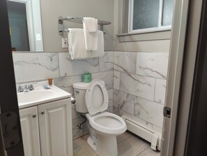 Standardzimmer, 2 Doppelbetten, Kühlschrank und Mikrowelle, Erdgeschoss | Badezimmer