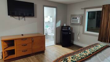 Camera Standard, 1 letto king, non fumatori, frigorifero | Area soggiorno | TV 32 pollici con canali satellitari