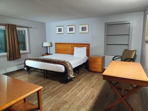 Standard Room, 1 King Bed, Non Smoking, Refrigerator | Jetted bathtub - Capri Motel (North Dartmouth)