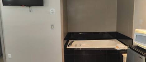 Un baño con bañera, inodoro y lavabo.