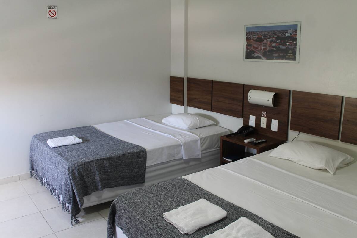 Chambre triple Standard | Rideaux d’obscurcissement, accès au Wi-Fi (inclus)