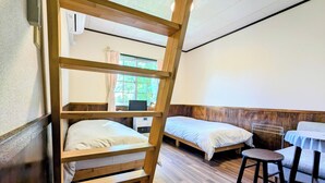 A room with bunk beds, a desk, and a chair. - Pension Cotton Farm (Niseko)