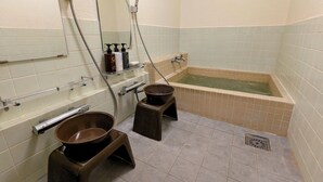 A bathroom with a bathtub, two sinks, a mirror, and a shower. - Pension Cotton Farm (Niseko)