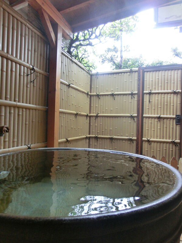 Tina de hidromasaje al aire libre