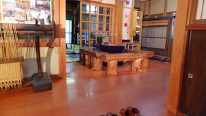 Een traditionele Japanse kamer met tatami matten, een lage houten tafel en een shoji schuifdeur.
