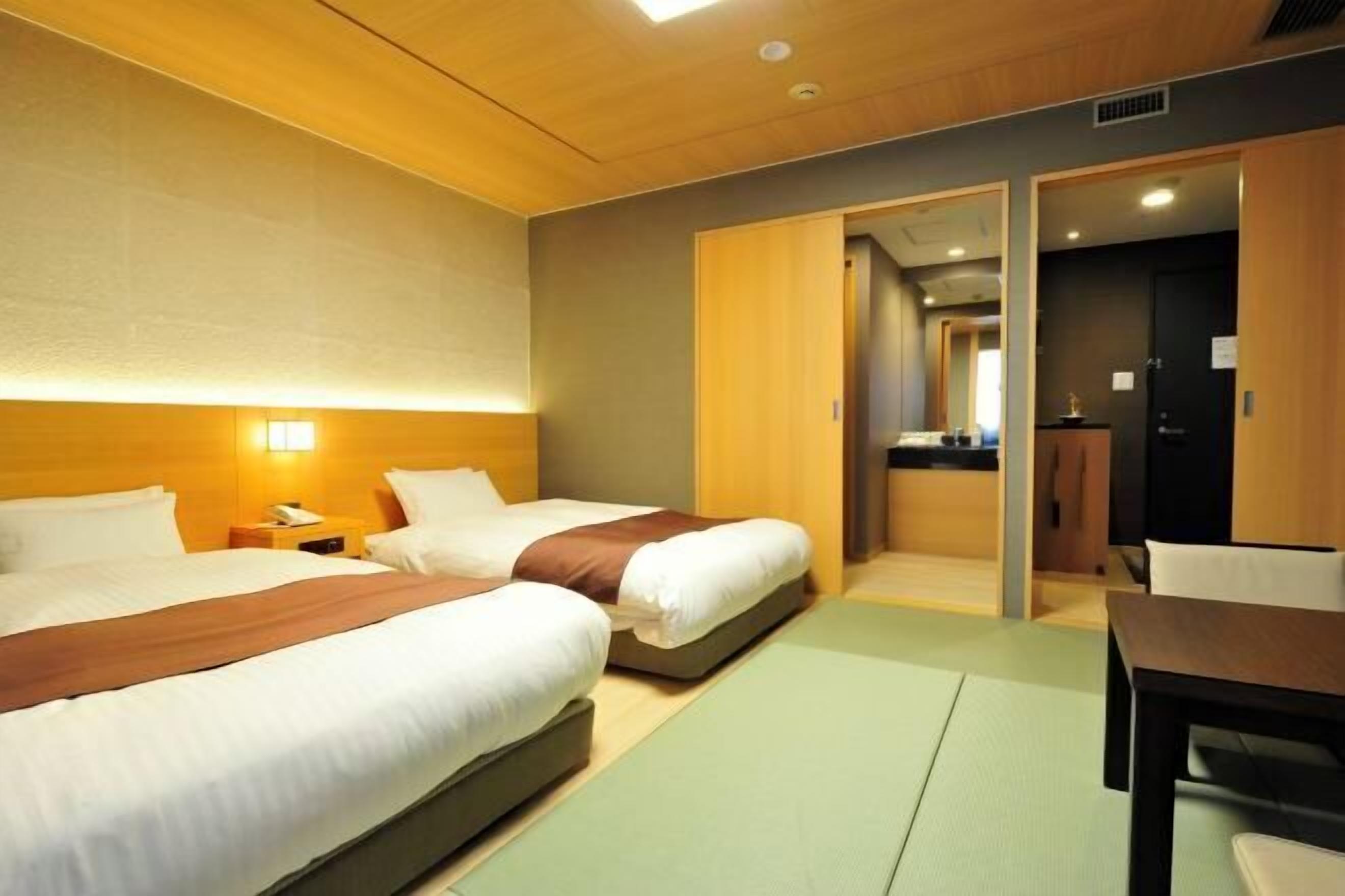 Escritorio, wifi gratis y ropa de cama 