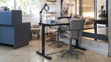 Neglesalon