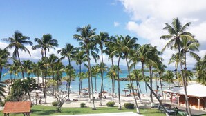 A beach with palm trees, a clear sky, and a view of the ocean. - Hotel Fleur d'Epée (Le Gosier)