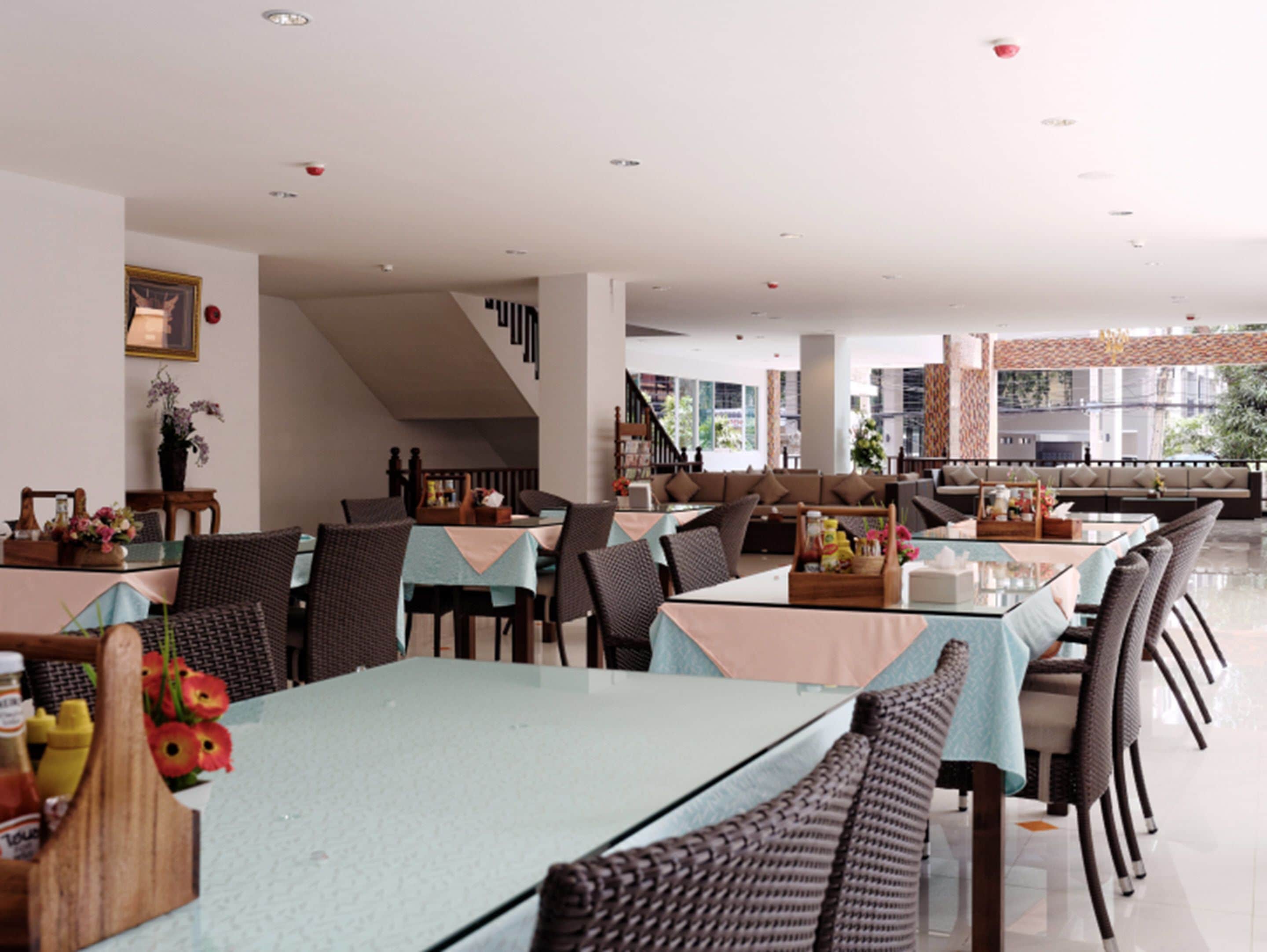 breakfast, lunch, dinner served; thai cuisine