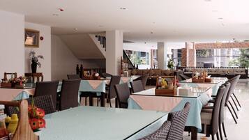 Breakfast, lunch, dinner served; Thai cuisine