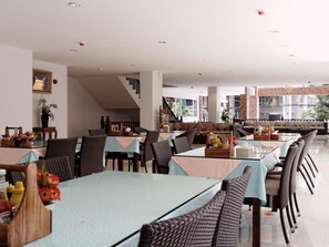 บริการอาหารเช้า อาหารกลางวัน อาหารเย็น, อาหารไทย