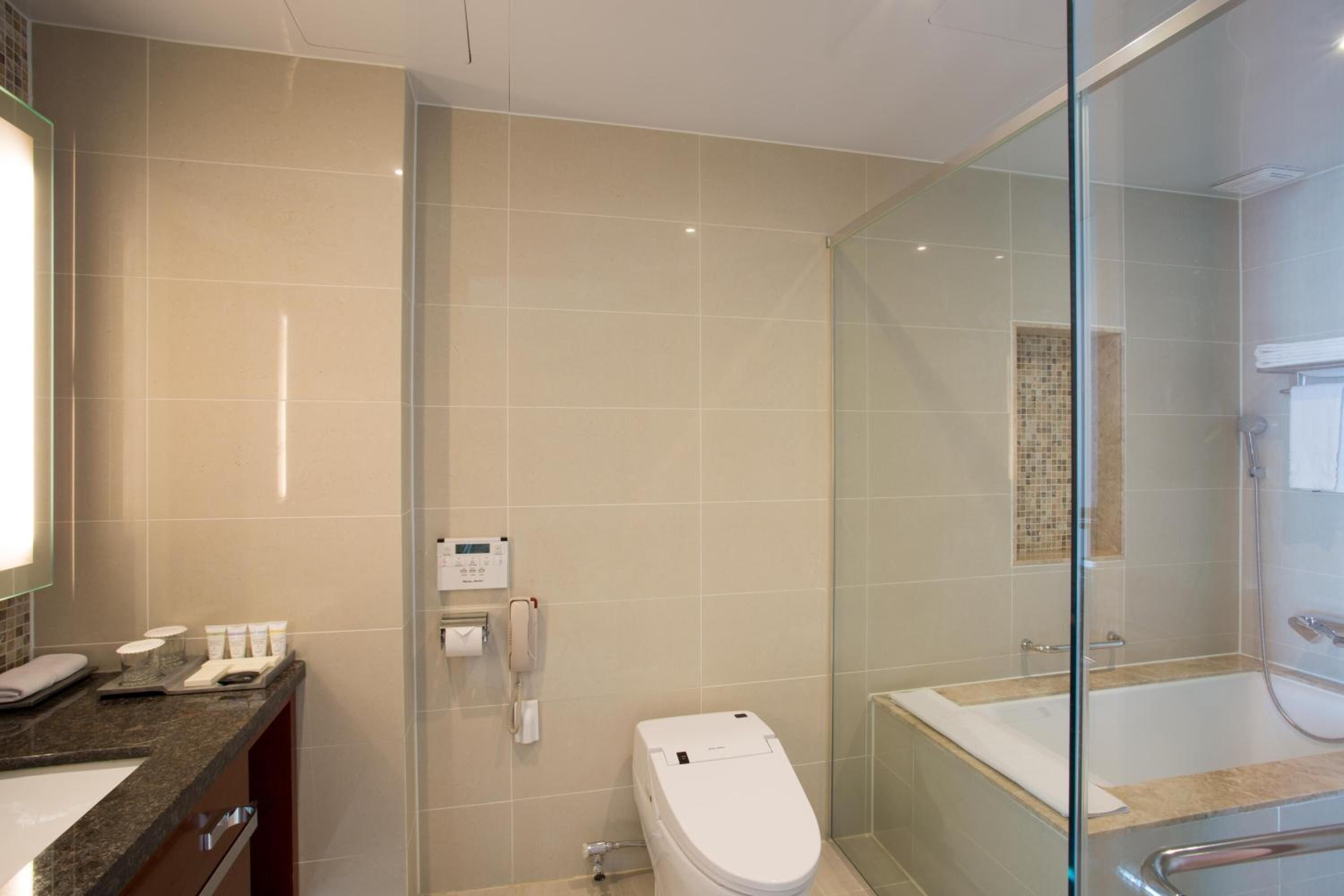 Ein modernes Badezimmer mit Duschkabine, Toilette und Badewanne.