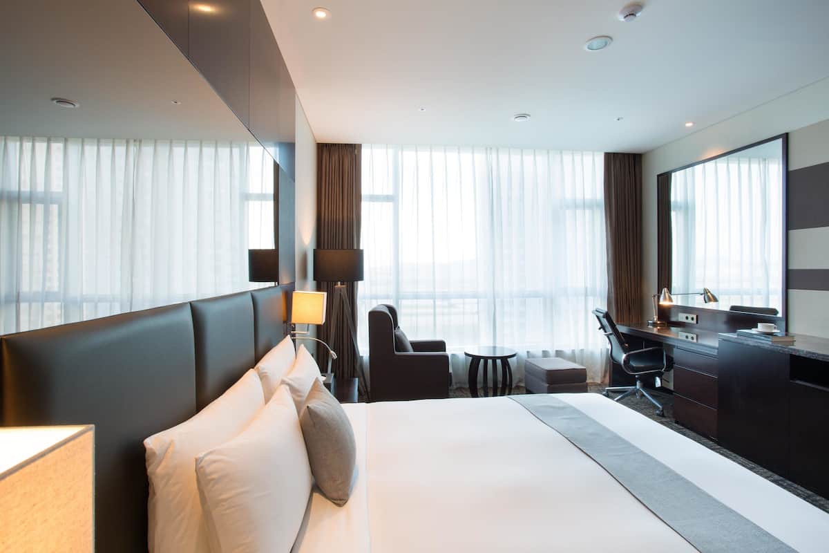 Minibar, coffres-forts dans les chambres, décoration personnalisée