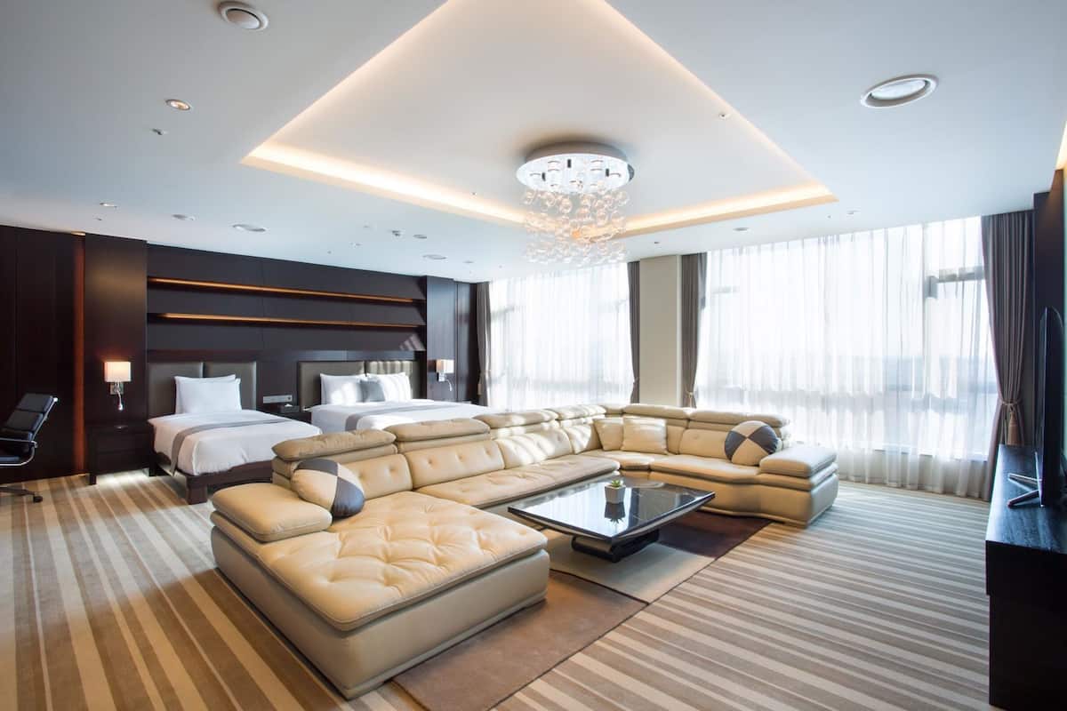 Minibar, coffres-forts dans les chambres, décoration personnalisée