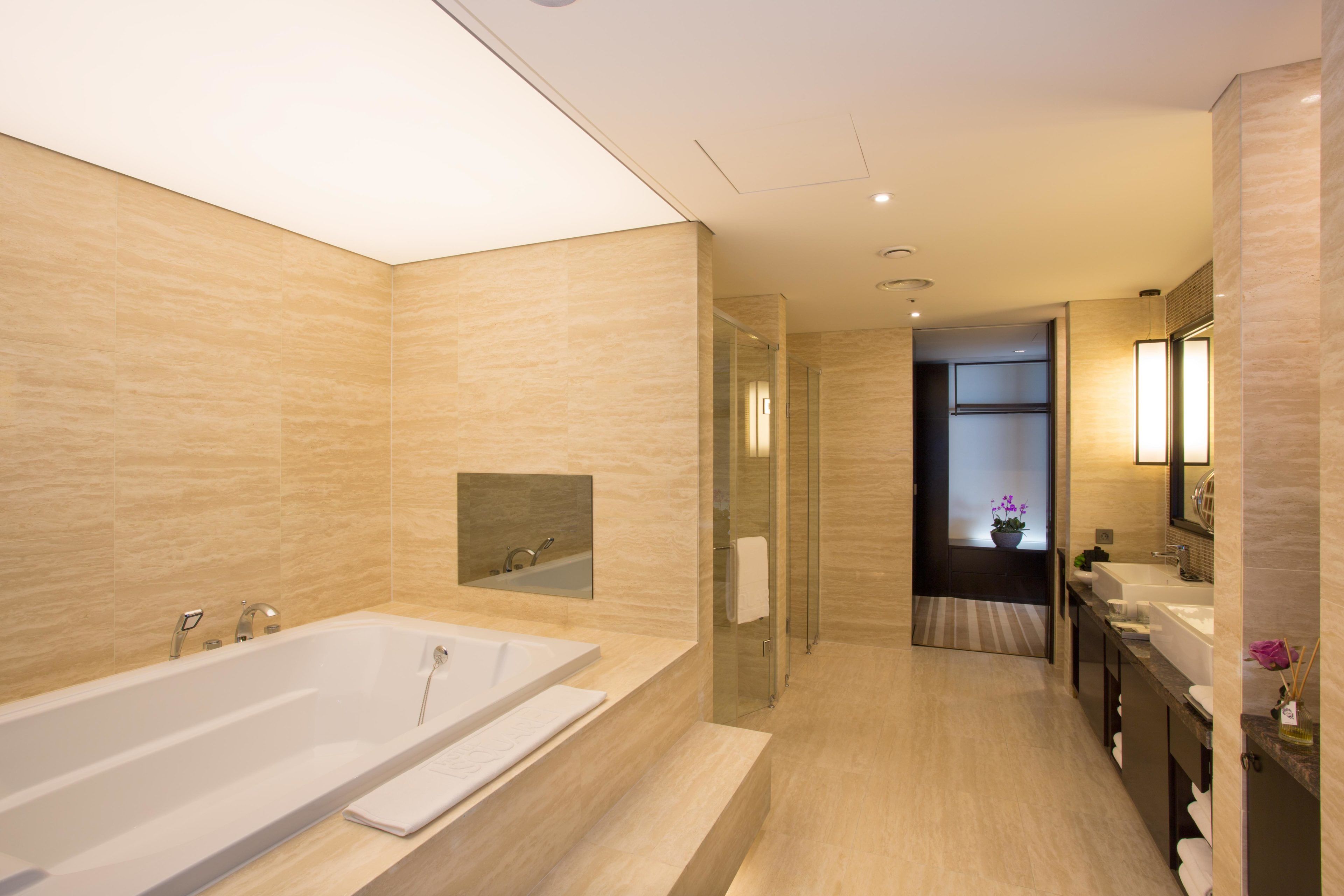 royal suite | bathroom | combined shower/bathtub, deep-soaking bathtub, free toiletries